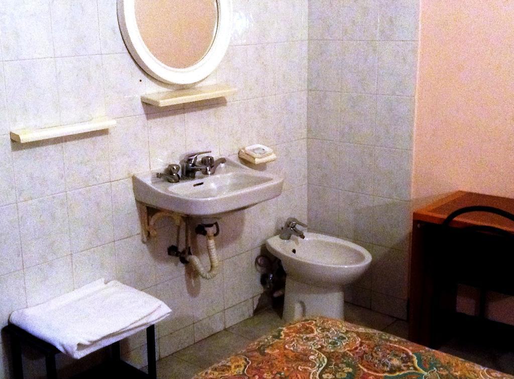 Hotel Bernheof Genoa Room photo